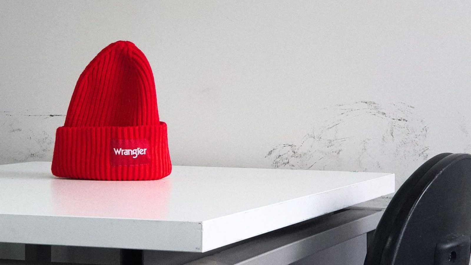 A Canadian Told His Coworker Toque Was A Canadian Word — Calling It A Canadianism Offended Him Red toque on a table