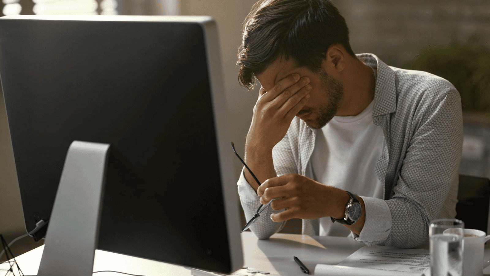 A User Made an Absurd Request to Tech Support—So They Listed Everything Wrong With It Stressed man using computer