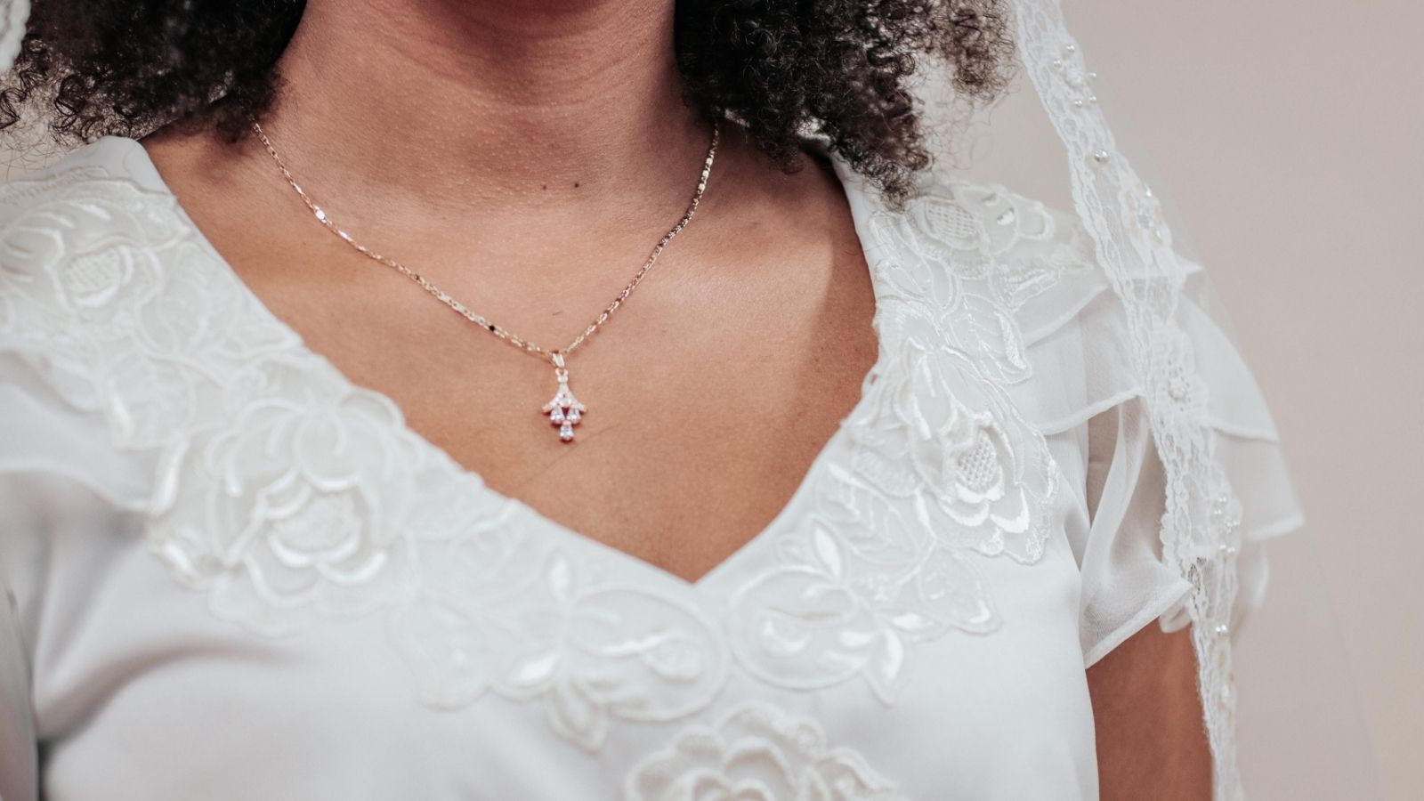 She Wore Her Late Mothers Favorite Heirloom Necklace to Family Dinners—Then Her Uncle Demanded She Hand It Over as Unapproved Family Property ( A pendant necklace on woman's chest