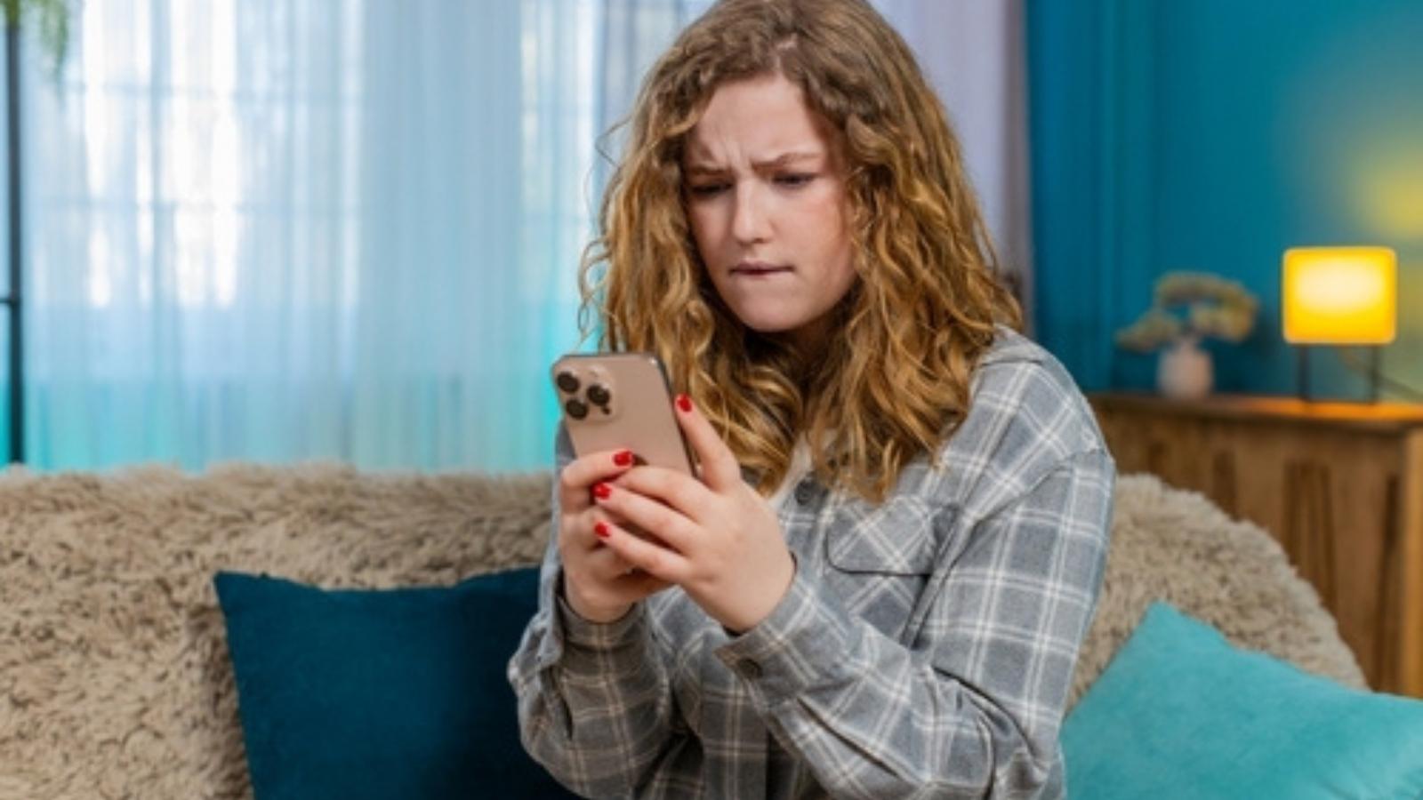 His Joke Accidentally Triggered Her High School Bullying Trauma — She Stopped Speaking to Him, and Ended Up Losing Her Job Upset woman