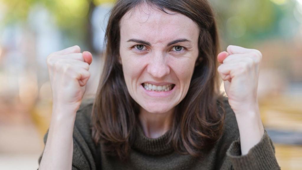 angry woman putting her fists up