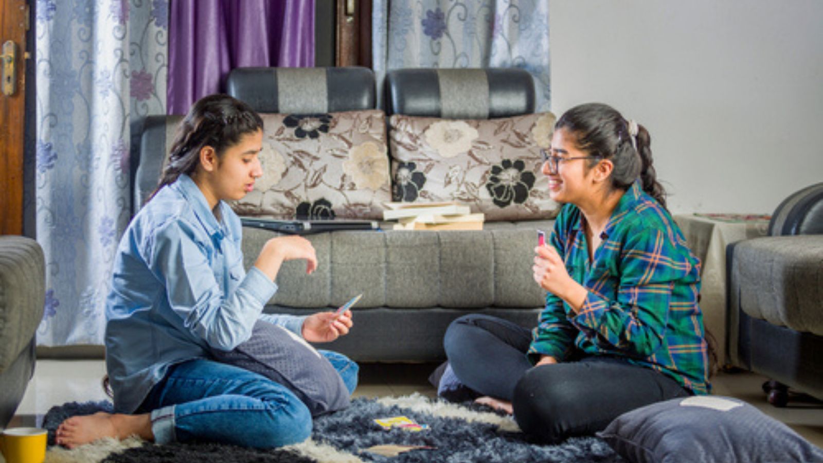 She Taught Her Little Cousin A Card Game, But Her Aunt Got Upset When She Pointed Out A Bad Strategy — Even Though She Was Just Trying To Help Girls playing cards