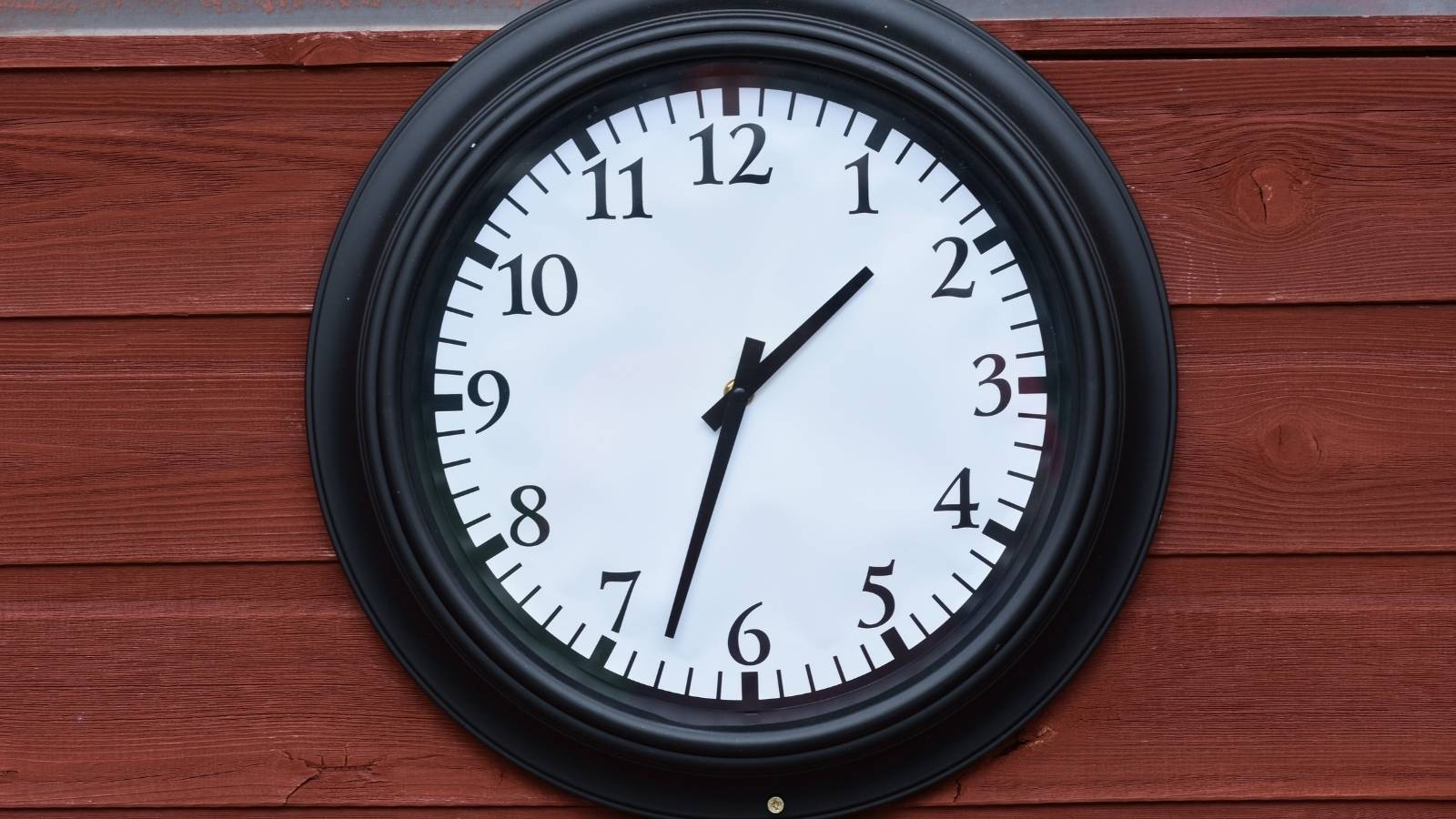 An Entitled Customer Argued About Closing Time — One Line From the Employee Ended It Instantly close up of a wall clock