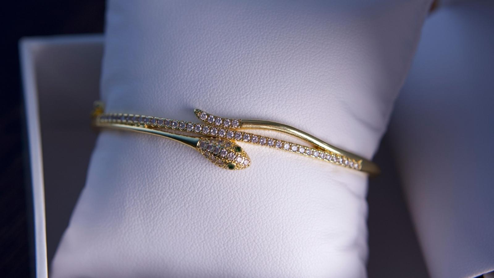 She Visited Her Dying Grandfather Out of Guilt Alone—Then Discovered He Left Her an Inheritance That Reopened Decades of Family Trauma closeup of expensive gold bracelet