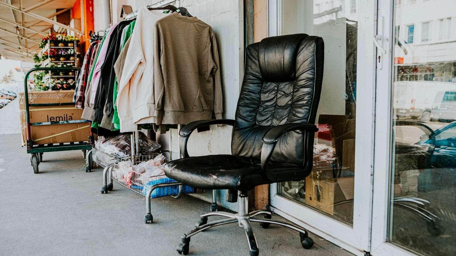 A Customer Recognized Her Late Mothers Furniture At A Charity Shop — So The Employee Sold It Back To Her At A Discount consignment store items outside