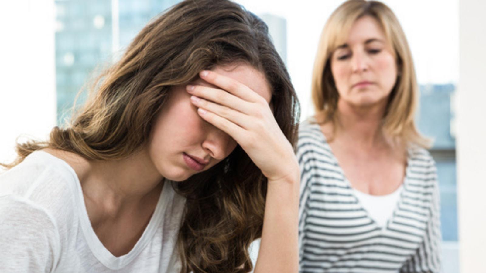 After Her Dad Cheated And Was About To Move Out, She Tried Being Extra Kind To Get Him To Stay — But Her Mom Felt Betrayed By It Upset mom and daughter
