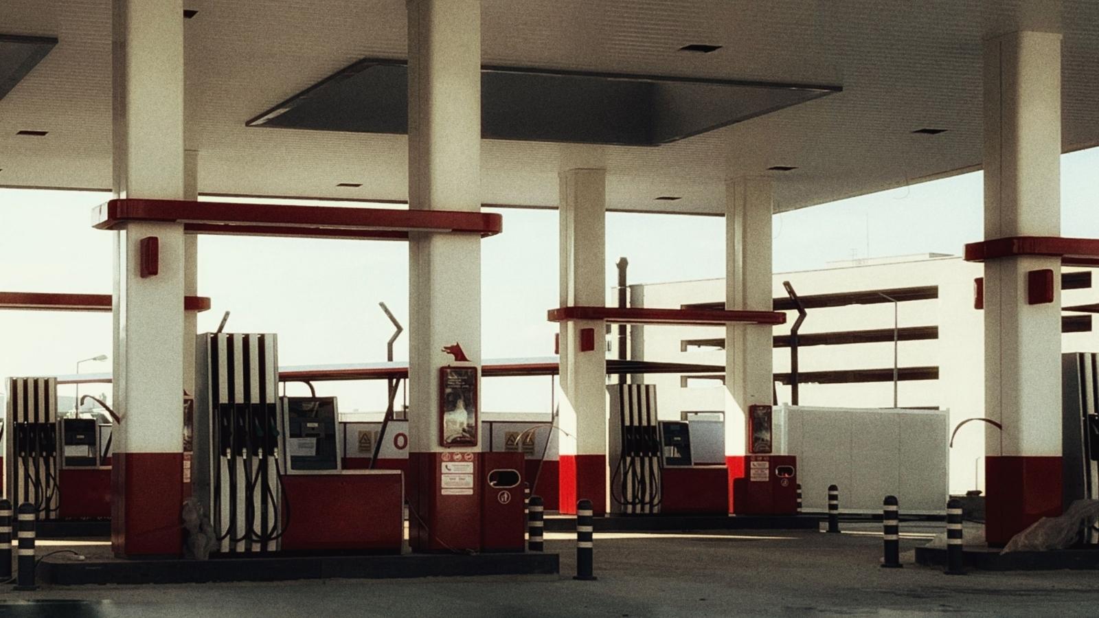 Friend Balked at Paying $12 for Gas After a 160 Mile Round Trip—So the Driver Reminded Him of Every Free Ride gas station exterior