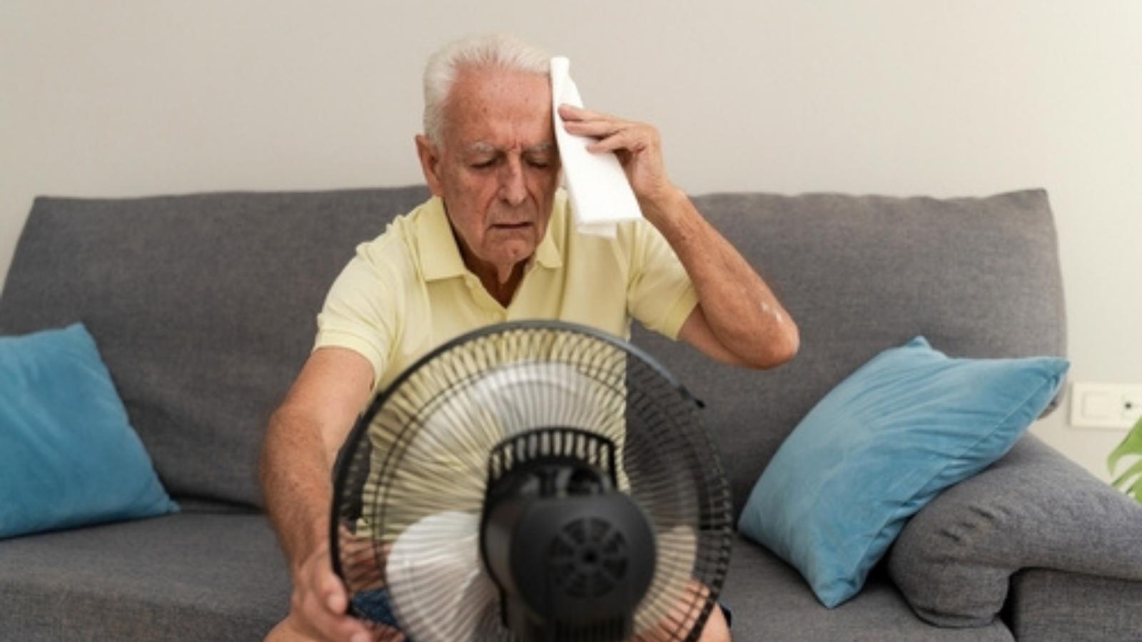 A Customer Showed Signs of Heat Stroke — She Rushed to Help Him. Her Manager Was Upset She Wasnt Bagging Groceries Older man with heat stroke