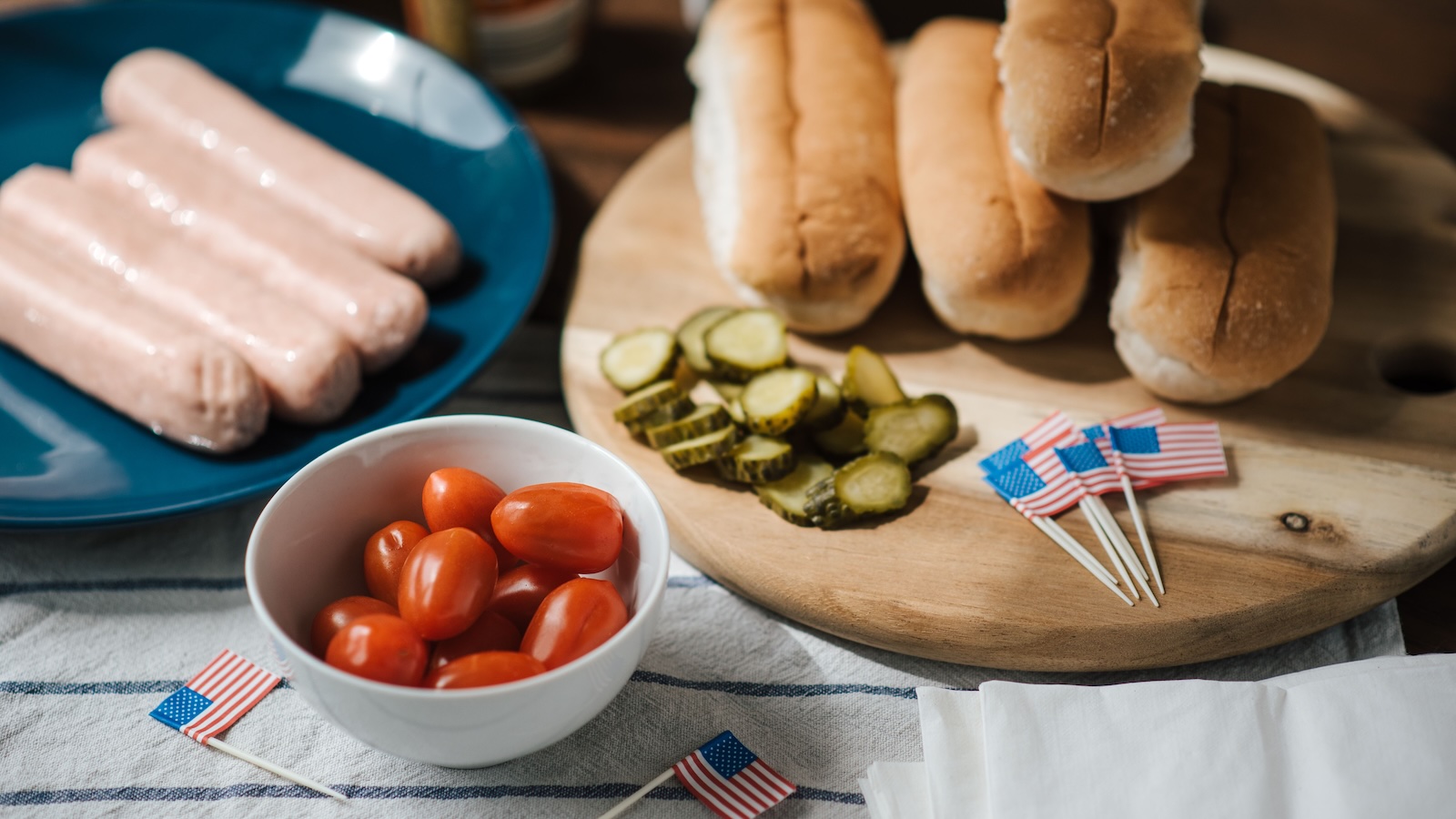 Mom Agreed To Accommodate A Kosher Guest At Her Childs Potluck, But Changed The Hot Dog Order Without Telling Them hot dogs with toppings