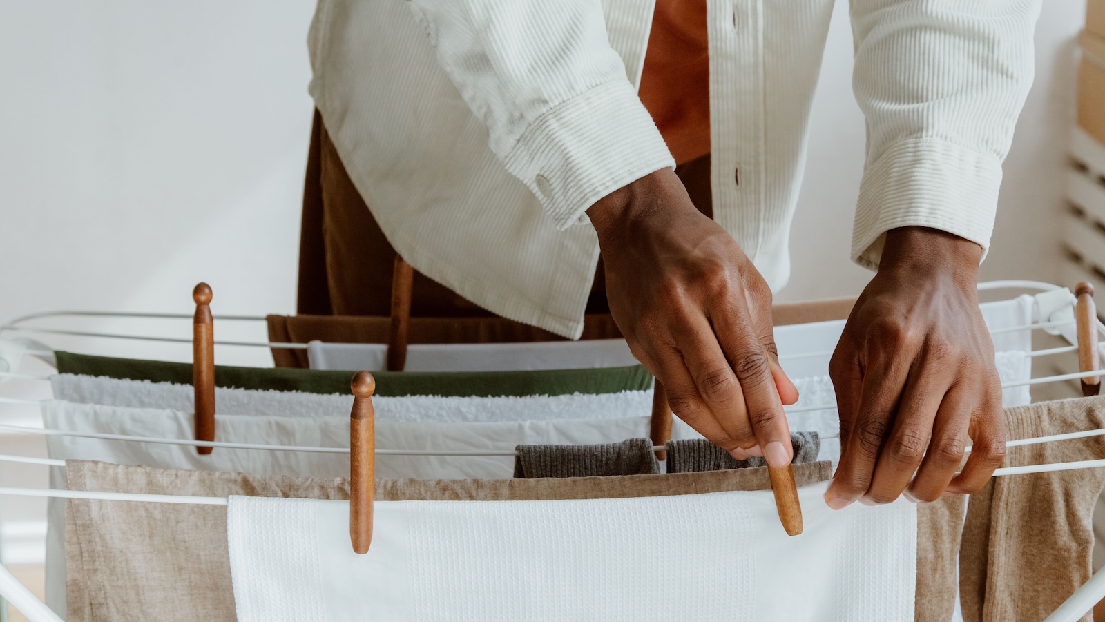 Neighbor Keeps Reporting Renters Over “Noxious Odor Nuisances,” But Their Latest Complaint Is About Laundry person hanging laundry on clothespins