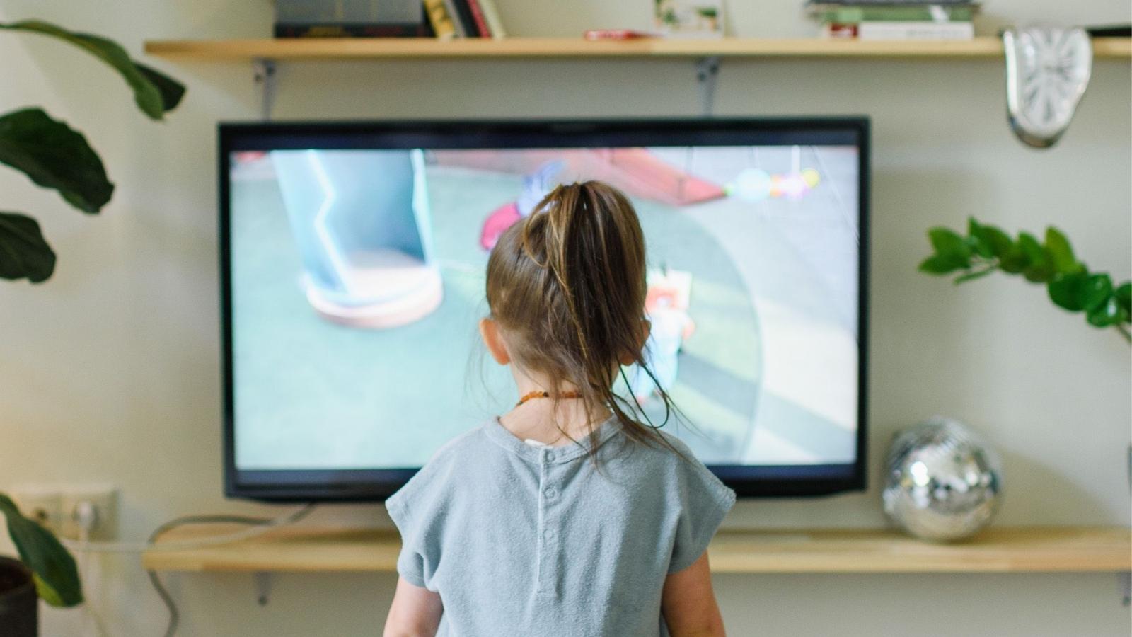 A Teen Stood Up For His Sibling When Their Grandmother Interrupted Her Show, But His Mom Accused Him Of Being Rude little girl sitting in front of the tv