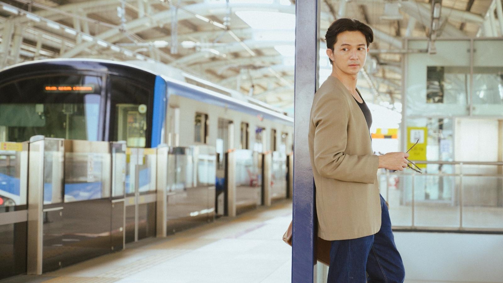He Warned A Smoker They Were In A No Smoking Zone And Got Cursed At For It, So He Stayed Silent When Their Train Changed Platforms man waiting on his shared train platform
