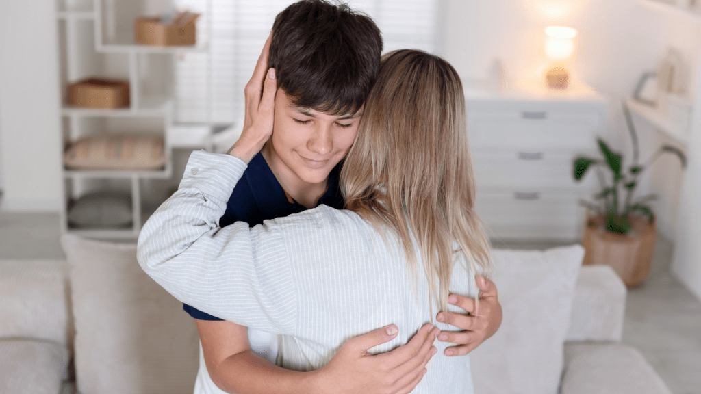 She Decided Her Son Should Leave His Dads Home — Now Shes Wondering If That Was A Serious Mistake mom and teenage son hugging
