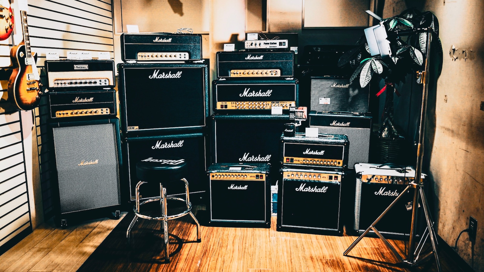 She Enjoyed Six Years of Absolute Apartment Silence—Then a New Tenant Moved In with a Subwoofer and 2:00 AM DJ Ambitions music stereoes aligned together