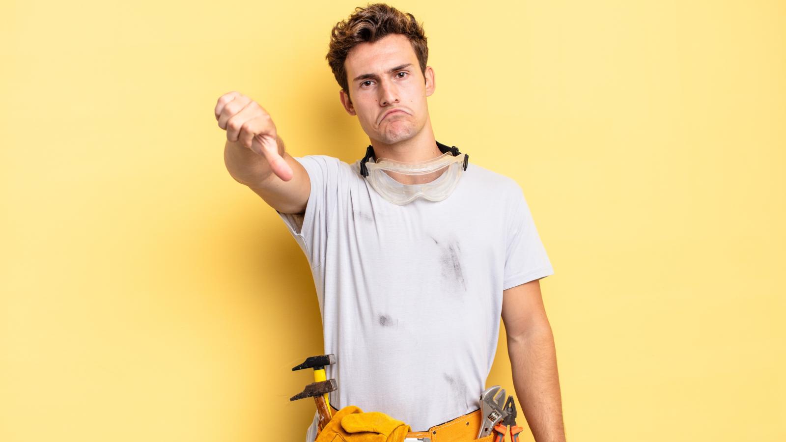 An Electrician Discovered His Boss Has Shortchanged His Pay Since He Started — Hes Furious man giving a thumbs down