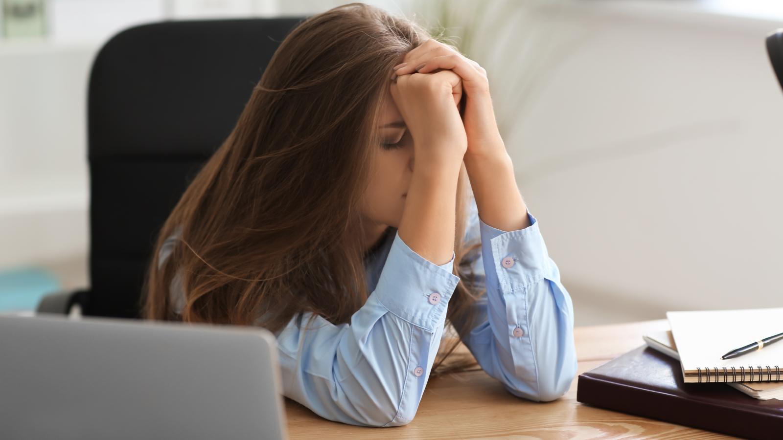 She Doesnt Like How Her Boss Treats Her — But Shes Afraid Going to HR Will Make Things Worse woman stressed out at her desk