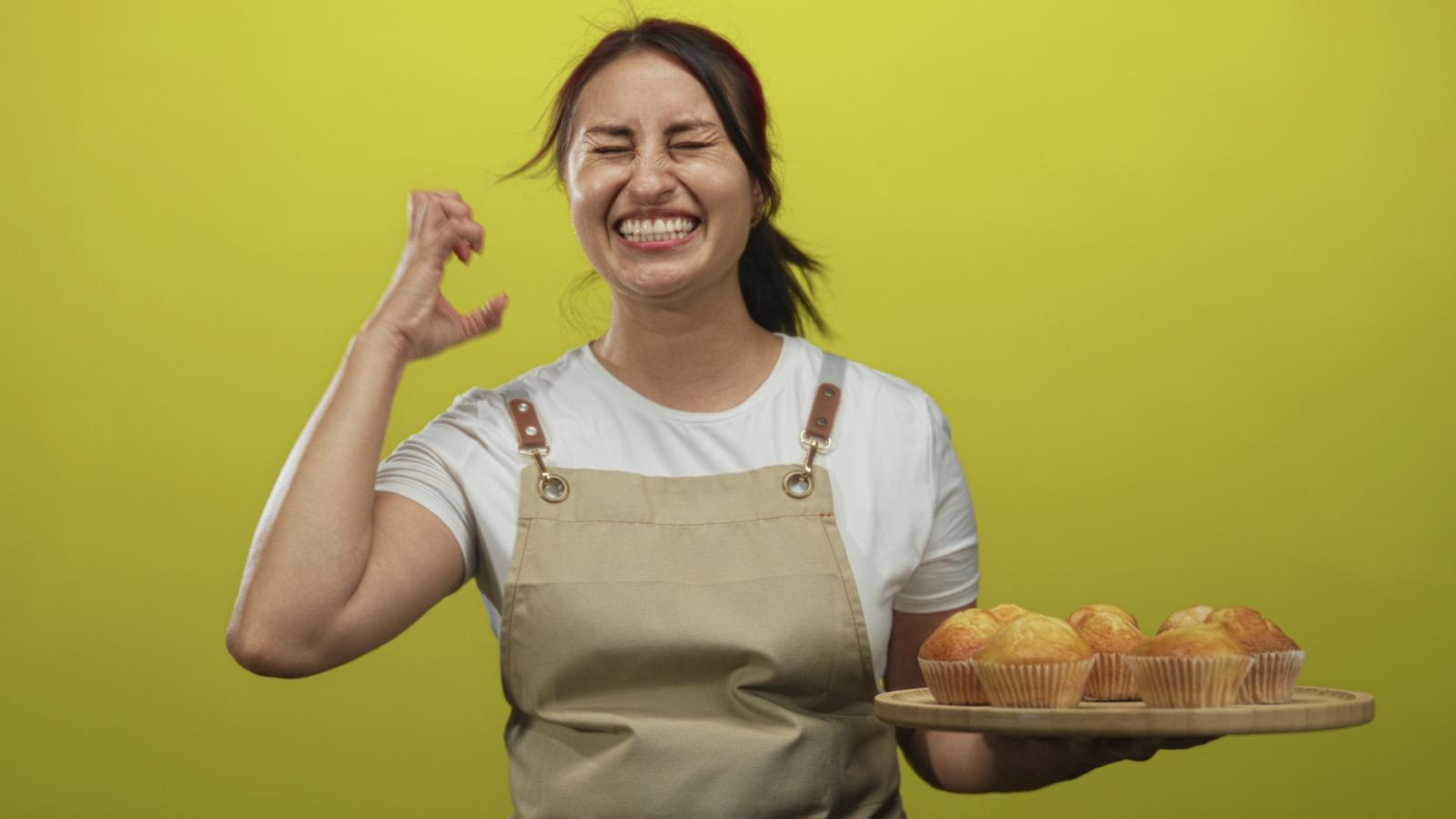 Woman Quit Her Restaurant Job After Dealing With Terrible Managers And A Disgusting Workplace woman holding a tray of food