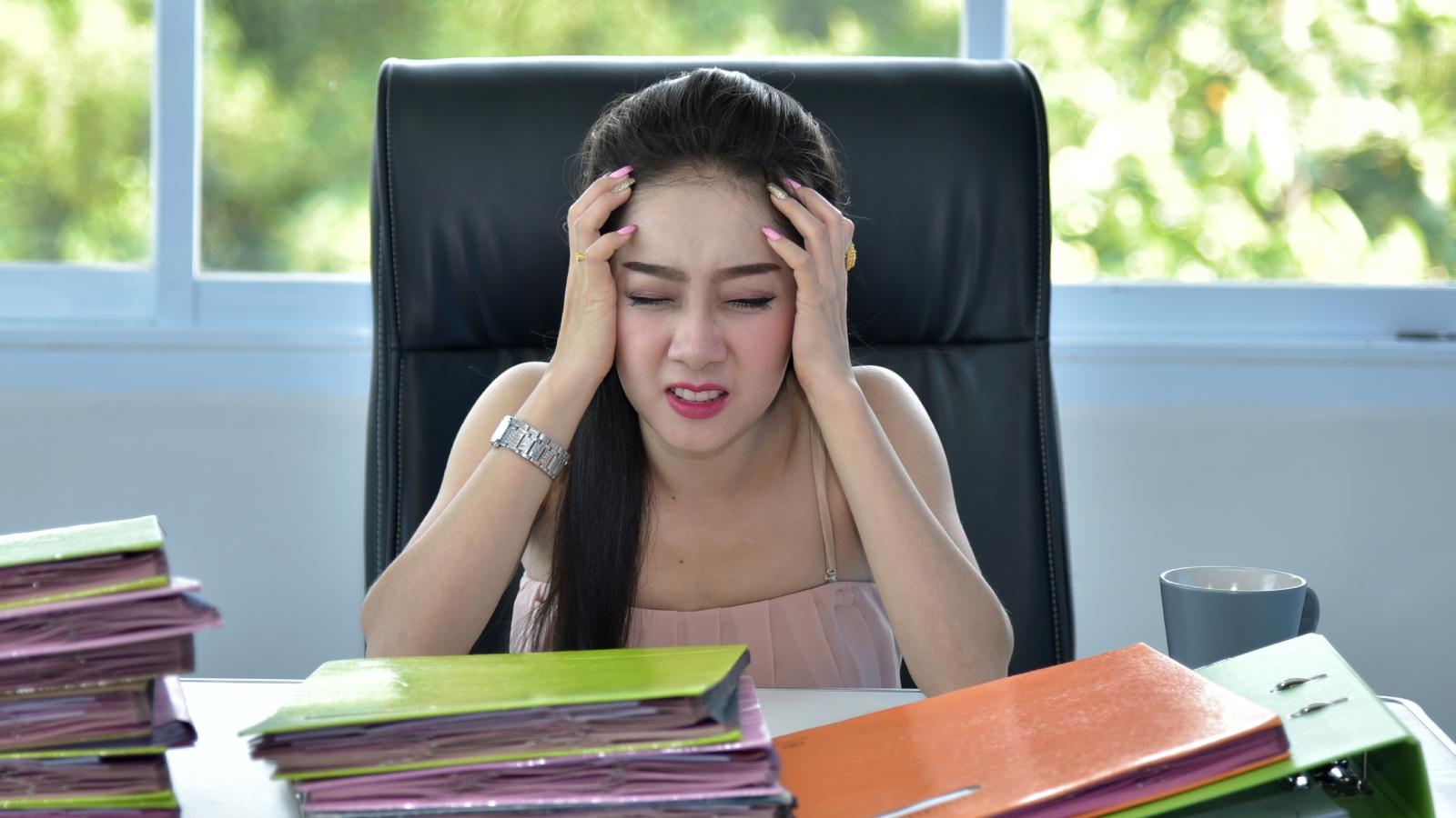 Woman Was A Great Student, But Shes Struggling To Adjust To Working A Regular Job After Leaving School woman stressed out at her desk