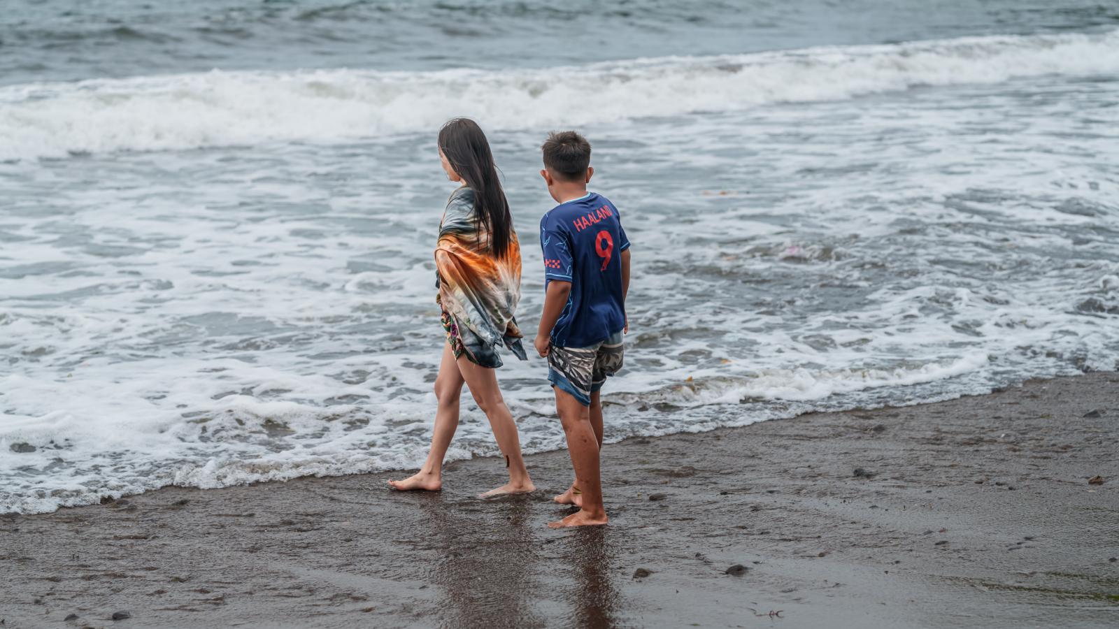 She Refused to Let Him Take Their Kids Into Raging Ocean Waves—Now He’s Accusing Her of Ruining Their Beach Day two kids near the ocean