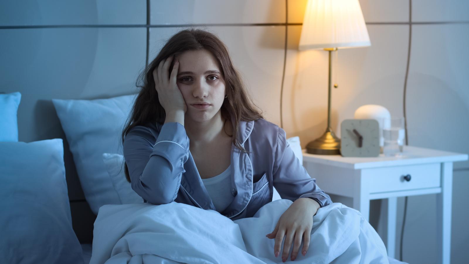 Womans Neighbors Car Alarm Keeps Going Off At Night, And Shes Struggling To Get Enough Sleep woman unable to sleep