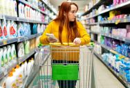 Customer Got Angry At A Woman In A Grocery Store Because She Wouldn’t Hand Over The Cart Token She Bought