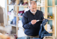 Cashier Ignored A Customer’s Demand For $40 After He Folded His Own Clothes, Simply Handing Over The Receipt Instead Of Arguing