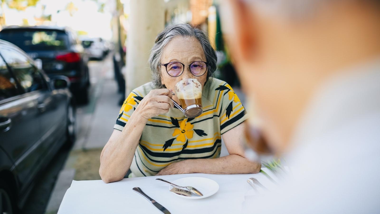 Grandmas Doctor Approved A Small Sweetened Latte, But Her Daughter Still Blamed Her Granddaughter For Not Stopping Her older woman drinking coffee