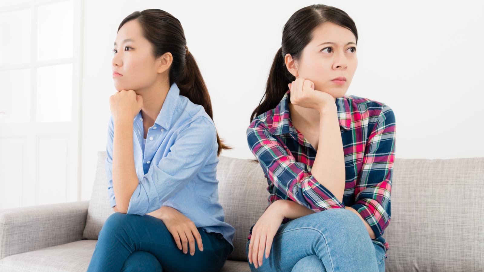 Shes Done Being Friends With Her Roommate, But The Rent Is Too Cheap To Give Up The Apartment two women ignoring each other