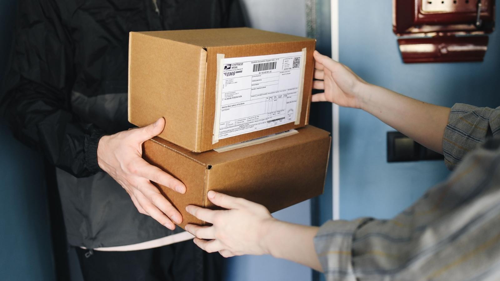 Tenant Kept Losing Packages To A Neighbor Who Denied Everything, Until FedEx Found Her Items In His Apartment package delivery