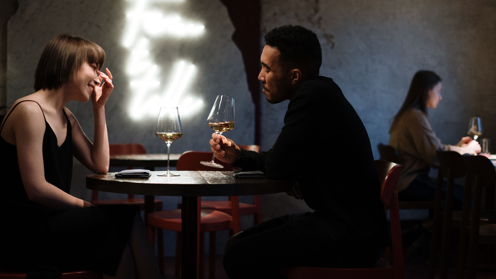 He Thought These Were Just Regular Fancy Customers, Until He Realized Who They Actually Were a man and a woman on a date