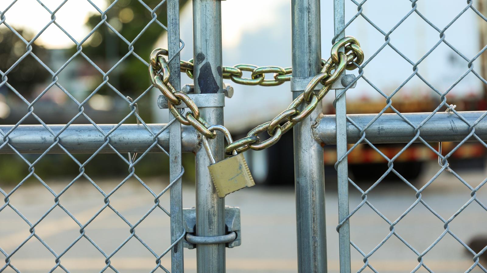 They Restricted His Usual Parking Lot Without Warning. He Locked the Gate — And the Rule Got Reversed Fast padlock on a fence