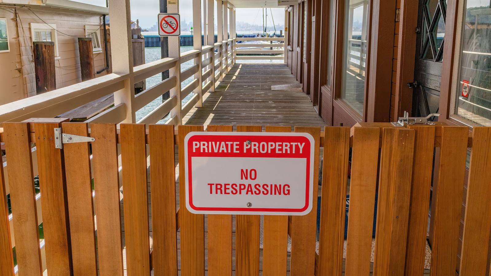 privacy no tresspassing sign