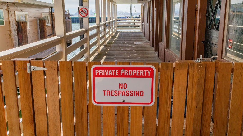 privacy no tresspassing sign