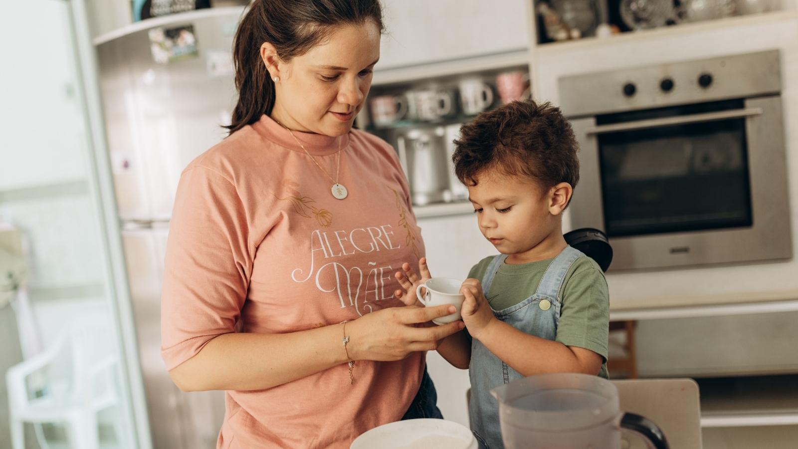 He Dodged $85,000 in Child Support for 10 Years while Living Off the Grid—Then His Family Demanded She Forgive the Arrears After His Workplace Injury single mother with her son