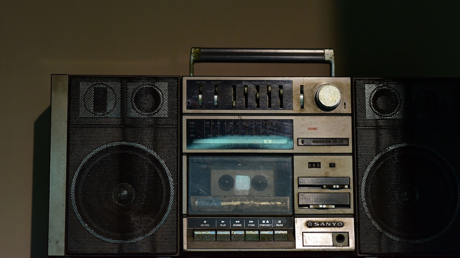 Neighbor Keeps Blasting Music Despite Repeated Police Visits—Then Cusses Out the Officer Who Tells Her to Turn It Down music playing on a stereo