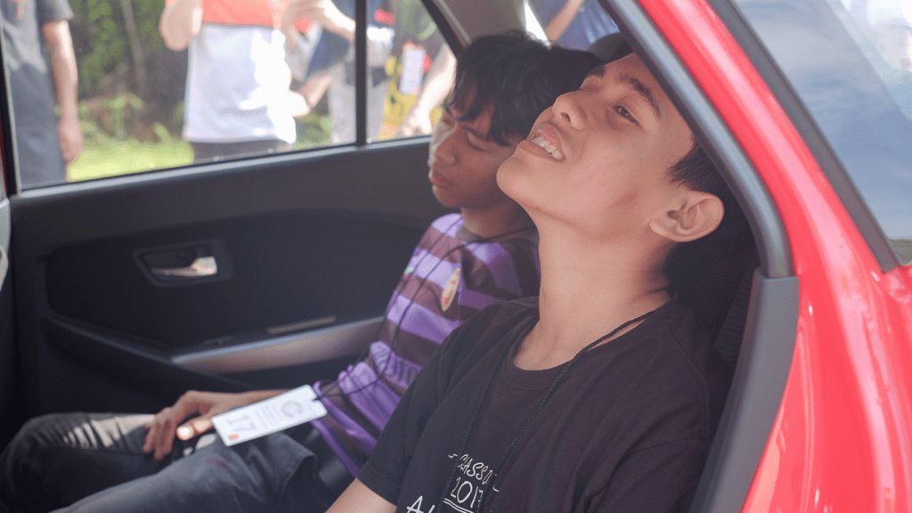Young Man Followed His Mom’s Instructions And Went Straight Home After The Concert, But His Friend Took The Decision Personally And Got Offended teen boys in rideshare backseat
