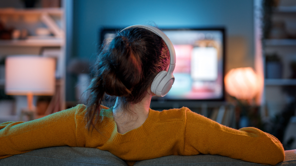 She Moved the Shared 65 Inch TV Into Her Bedroom—Then Her Roommate Accused Her of Stealing Common Furniture tv in a college apartment
