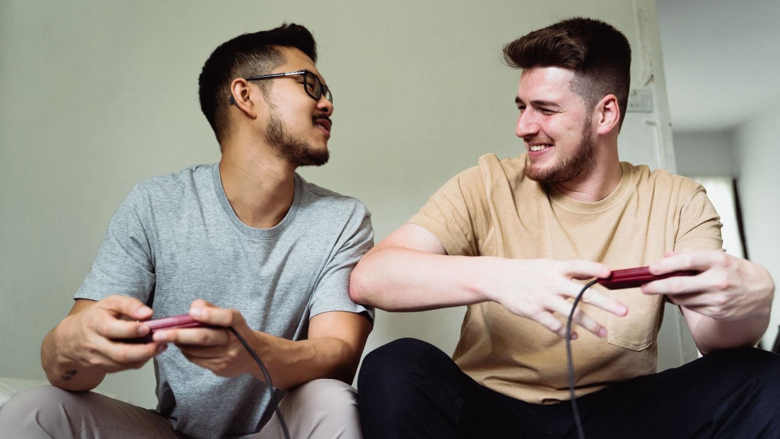 Neighbor Called Police Claiming Domestic Violence While Tenants Played Fortnite—Then They Learned He’d Done It Before two buddies playing video games