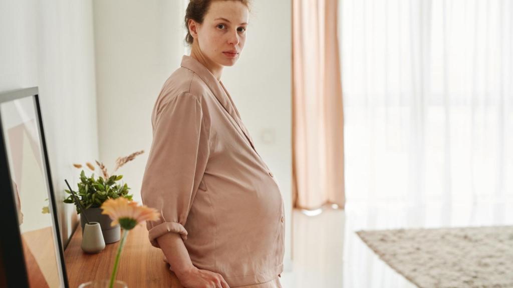 upset pregnant woman