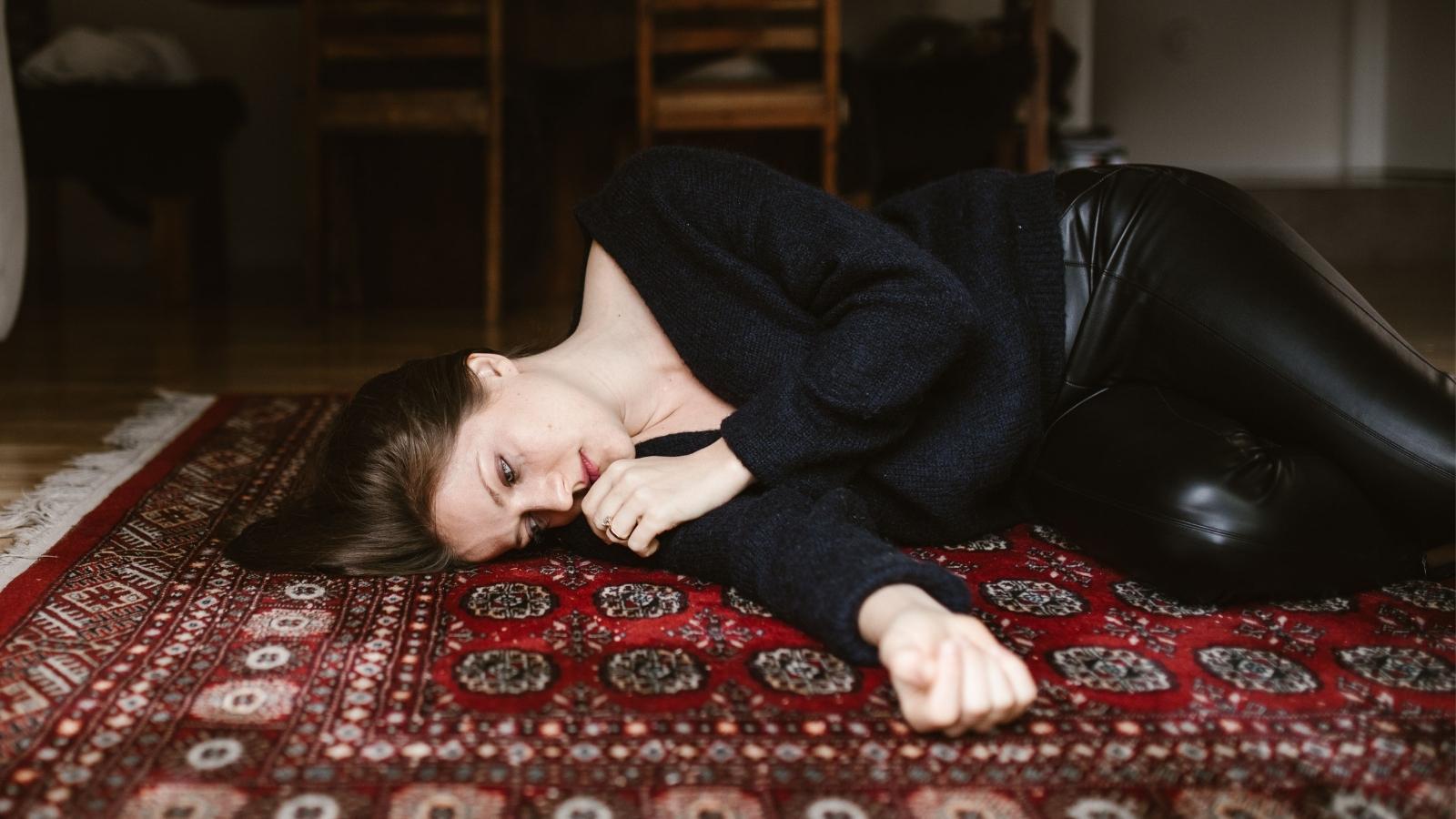 She Kept Getting Left Out of Her Friend Groups Plans — So She Finally Asked Where She Actually Stands upset woman laying on the floor