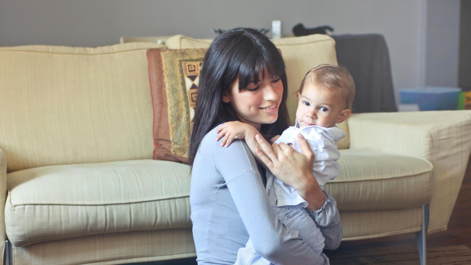 She Questioned Her Brothers Strict Rules Before Babysitting His Kids, So He Threatened To Cut Her Off From Them woman babysitting a young child