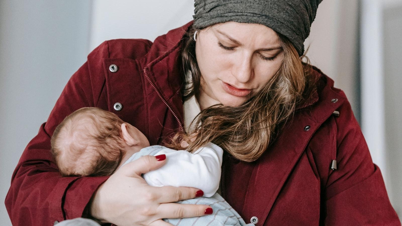 She Needed to Change Her Baby Before Leaving the Parking Spot — A Stranger Demanded She Move the Car First woman caring for her fussy baby