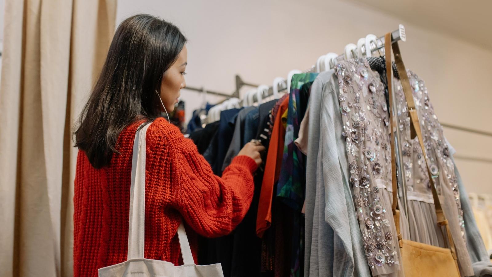 Shopper Was Mistaken For An Employee While Digging Through A Clearance Pile, So She Called Out The Customers Assumption woman clothes shopping