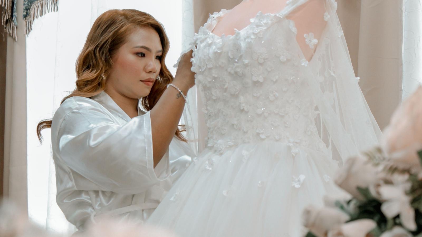 She Was Ghosted for Four Years—Then Received an Emergency Late Night Text Asking Her to Be a Bridesmaid woman planning her wedding