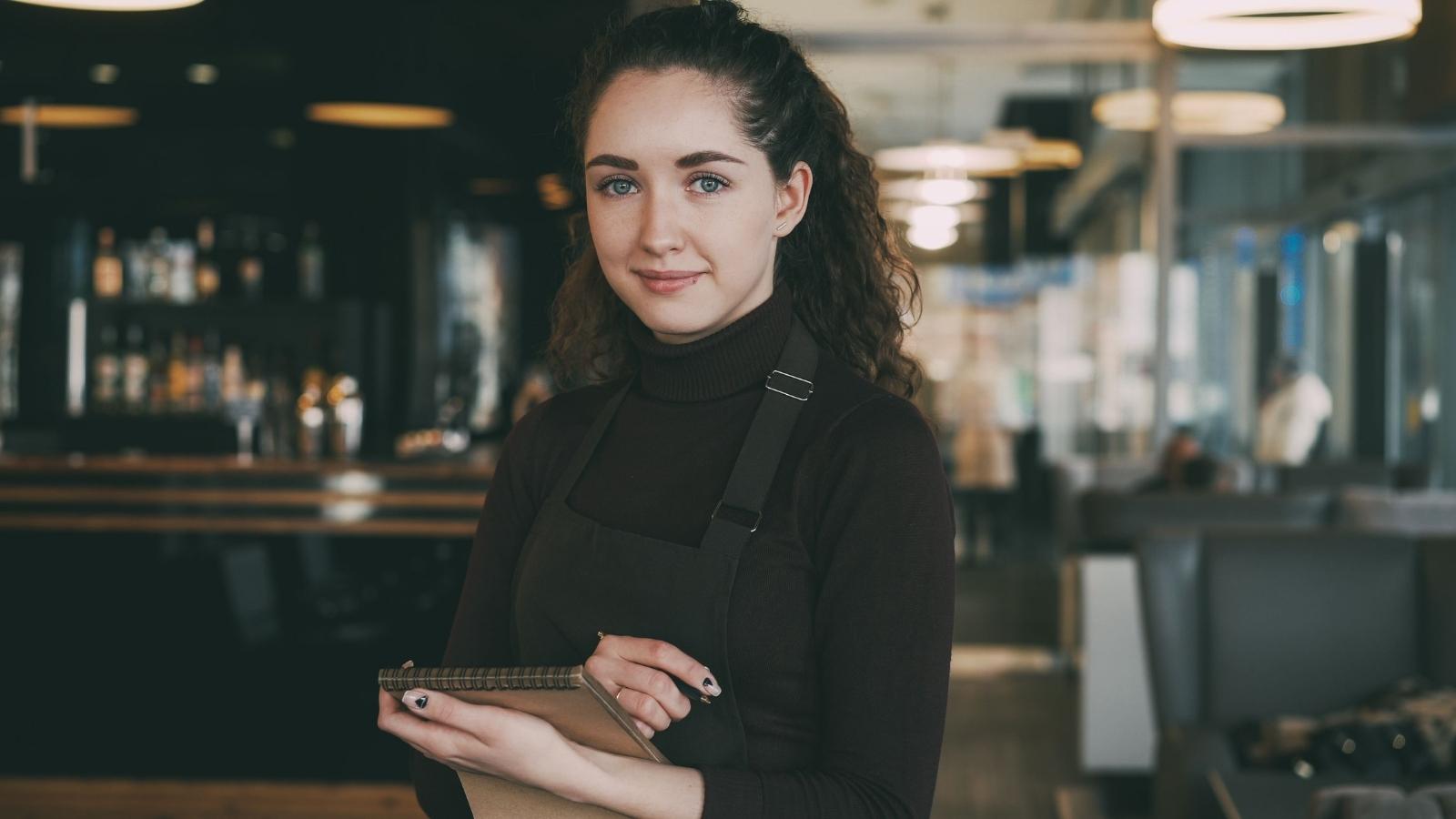 Rude Customer Barked His Breakfast Order at a Waitress—So She Called Out His Bad Attitude on the Spot young waitress on the job