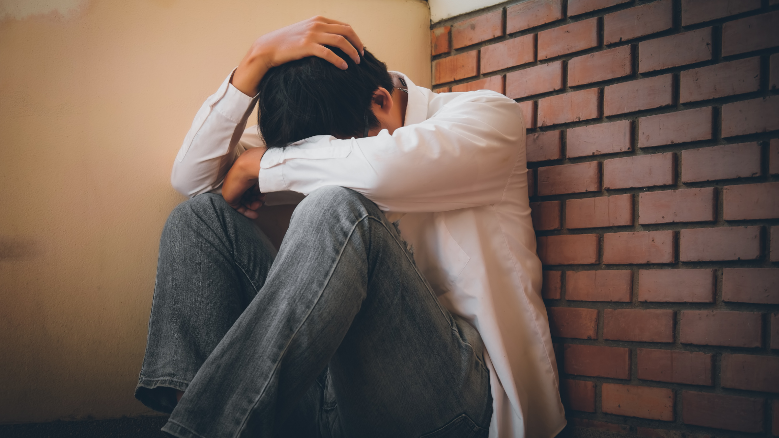 His Older Brother Agreed To Let Him Move In, But Only If He Kept The Place Clean — So When He Refused, He Sent Him Right Back A teenage boy hiding his face
