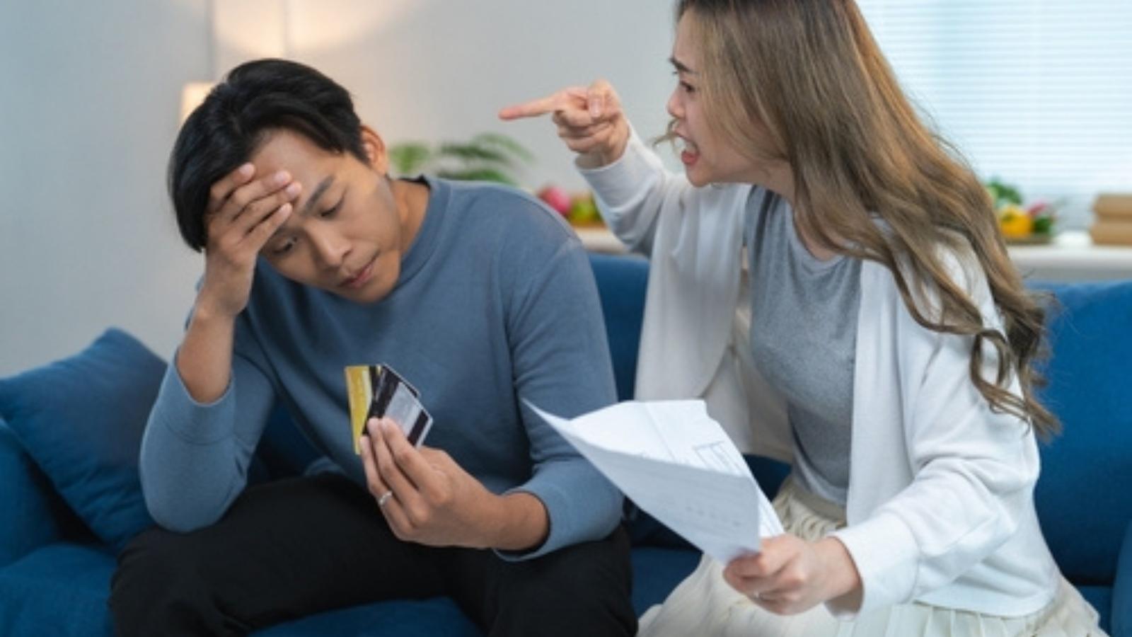 She Drained His Savings on Luxury Purchases—Until He Handed Her a Breakup Letter Couple fighting over money