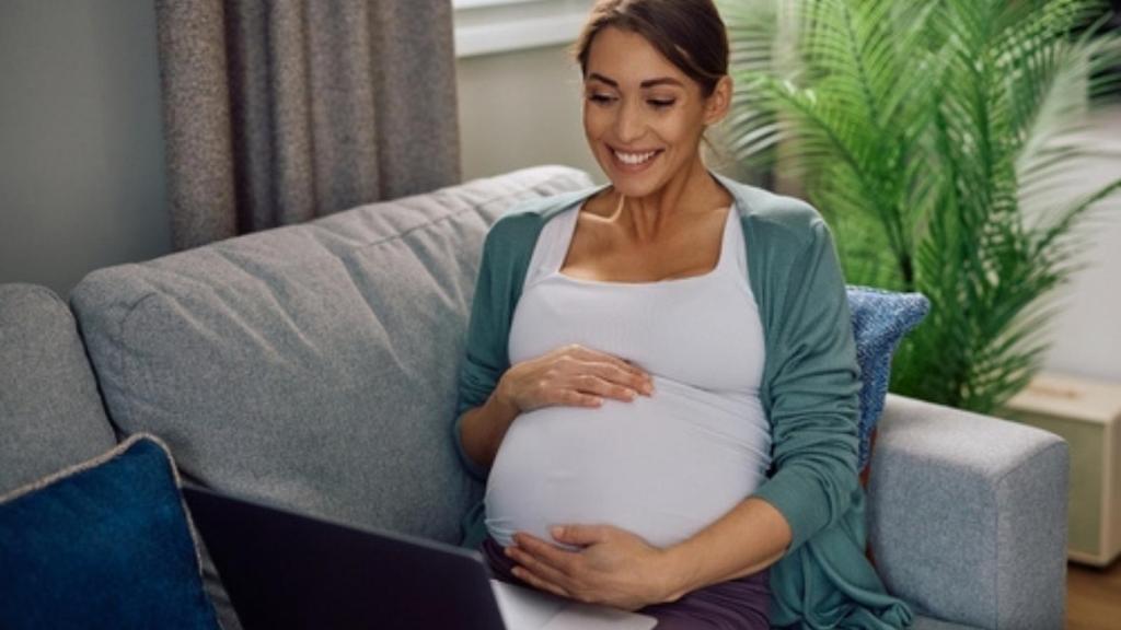 Pregnant woman on laptop