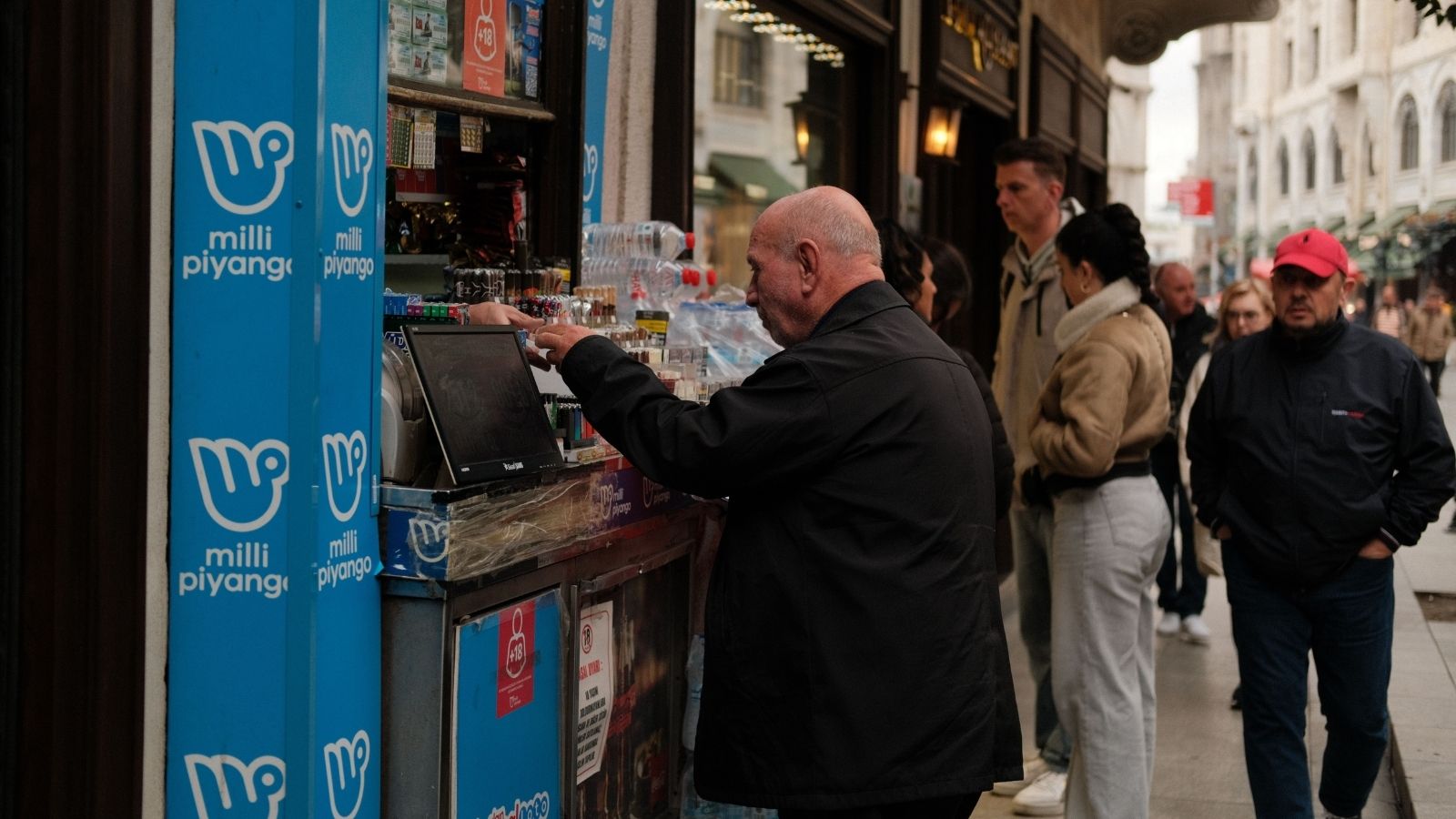 She Confirmed The Prices On A Customer’s Lottery Tickets Before Ringing Him Up, But He Still Blamed Her When His $50 Didn’t Cover The $85 Total