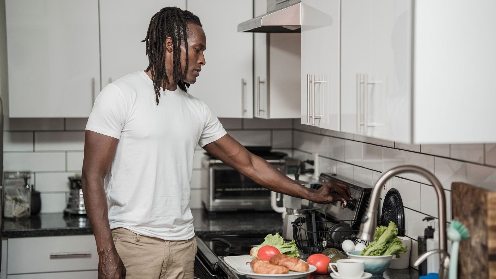 She Just Wanted To Use One Free Burner While Her Husband Cooked Dinner, But He Told Her To Figure It Out Instead Of Sharing Man cooking food on the stove